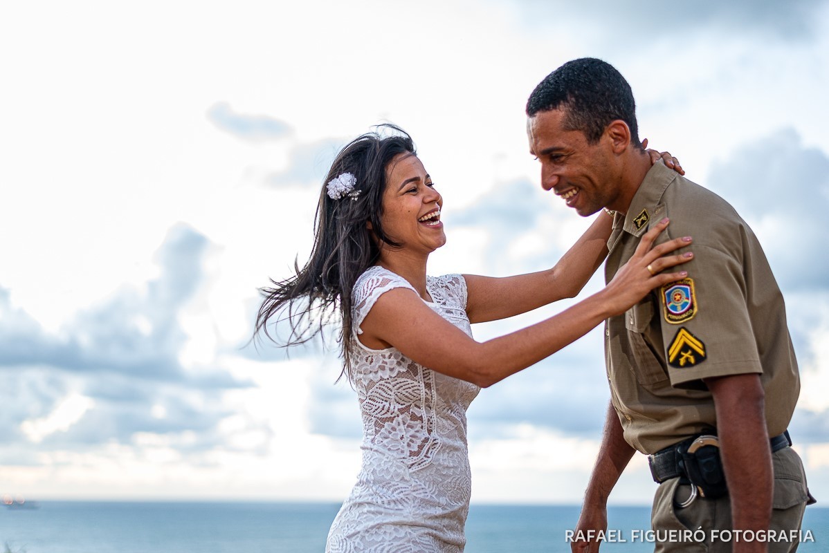 ensaio casal pre wedding casamento rafael figueiro fotografia vila nazaré casa do faroleiro PM polícia militar casal sorrindo céu