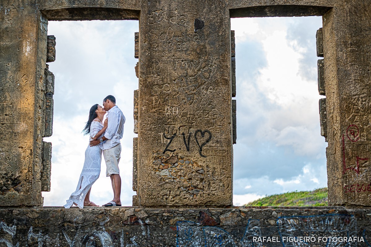 ensaio casal pre wedding casamento rafael figueiro fotografia vila nazaré casa do faroleiro PM polícia militar casal paquerando sorrindo ruinas
