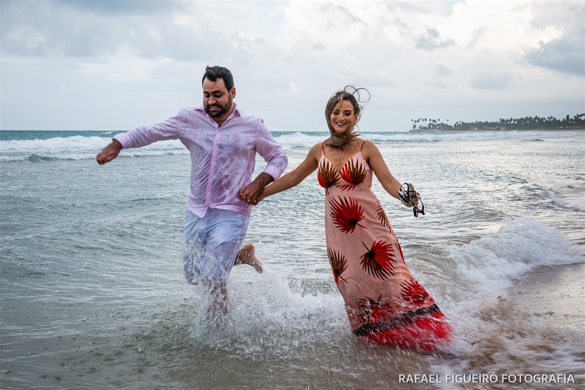 Ensaio Pre-Wedding do casal Mariana e Bruno, na praia de Muro-Alto em Pernambuco