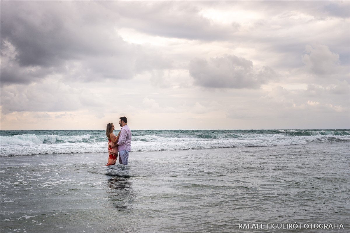 Ensaio Pre-Wedding do casal Mariana e Bruno, na praia de Muro-Alto em Pernambuco