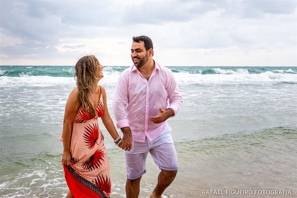 Ensaio Pre-Wedding do casal Mariana e Bruno, na praia de Muro-Alto em Pernambuco