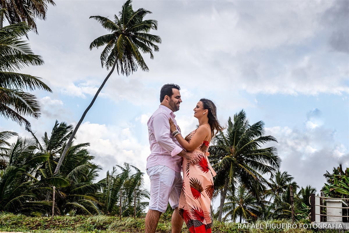 Ensaio Pre-Wedding do casal Mariana e Bruno, na praia de Muro-Alto em Pernambuco