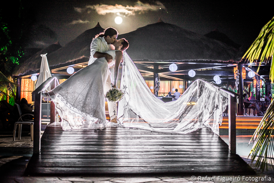 Beijo de cena de cinema com lua espetacular em destaque no serrambí resort  fotografado por Rafael Figueiró fotógrafo de casamentos em Recife-PE pernambuco