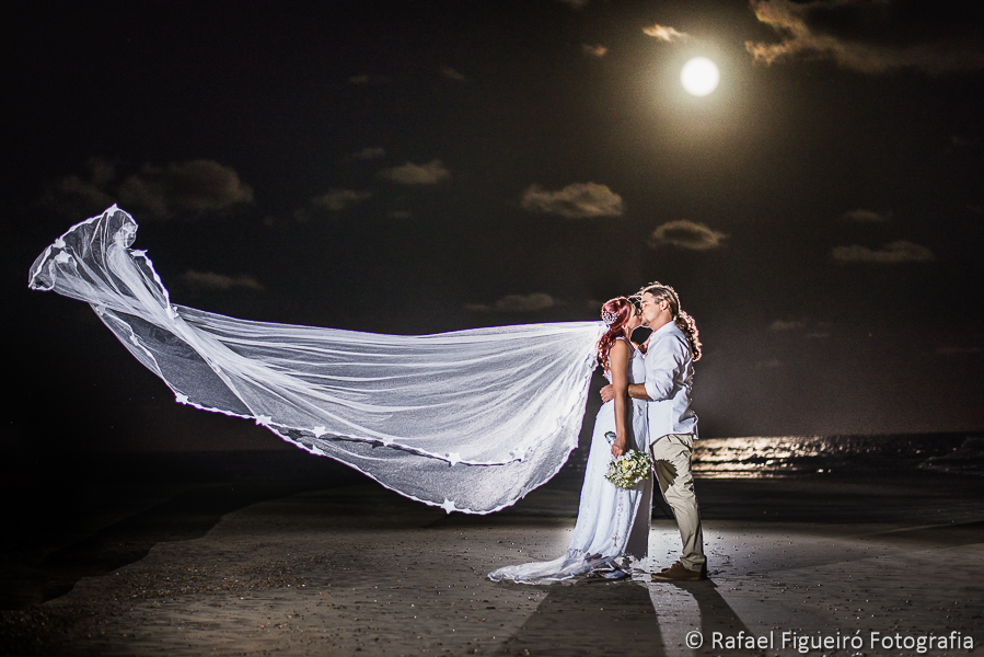 Beijo de cena de cinema ente os noivos na praia do serrambí resort lua em destaque  fotografado por Rafael Figueiró fotógrafo de casamentos em Recife-PE pernambuco