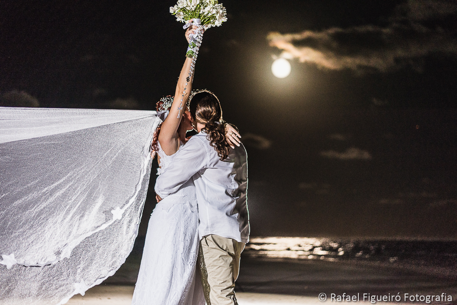 Abraço entre os noivos na praia do serrambí resort noiva comemora lua em destaque  fotografado por Rafael Figueiró fotógrafo de casamentos em Recife-PE pernambuco