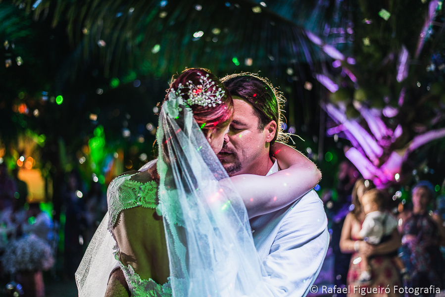 noivos dançando valsa apaixonados troca de sentimentos muito intensa chuva de prata  fotografado por Rafael Figueiró fotógrafo de casamentos em Recife-PE pernambuco