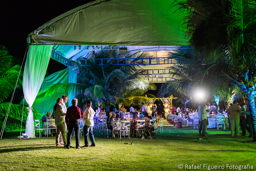 noivo conversando com amigos e ao fundo estrutura montada para o casamento no serrambí resort  fotografado por Rafael Figueiró fotógrafo de casamentos em Recife-PE pernambuco