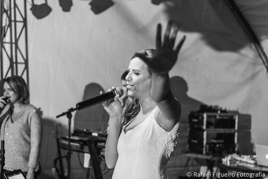 Noiva canta para o noivo na festa de casamento no serrambí resort  fotografado por Rafael Figueiró fotógrafo de casamentos em Recife-PE pernambuco