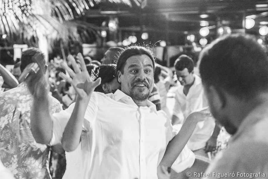 noiva abraça noivo por traz e faz garras felinas parecerem que são do noivo q faz careta hilária  fotografado por Rafael Figueiró fotógrafo de casamentos em Recife-PE pernambuco