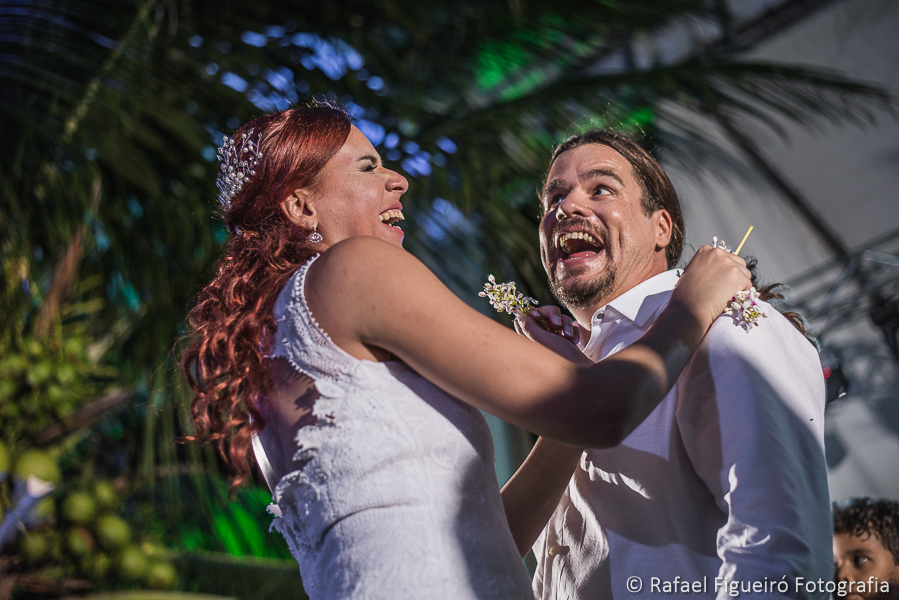 noivos dançam muito descontraídos em sua festa de casamento no serrambí resort  fotografado por Rafael Figueiró fotógrafo de casamentos em Recife-PE pernambuco