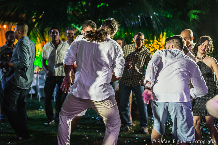 noivo dançando com amigos ao som de Bob Marley reagge em clima alternativo no casamento  fotografado por Rafael Figueiró fotógrafo de casamentos em Recife-PE pernambuco