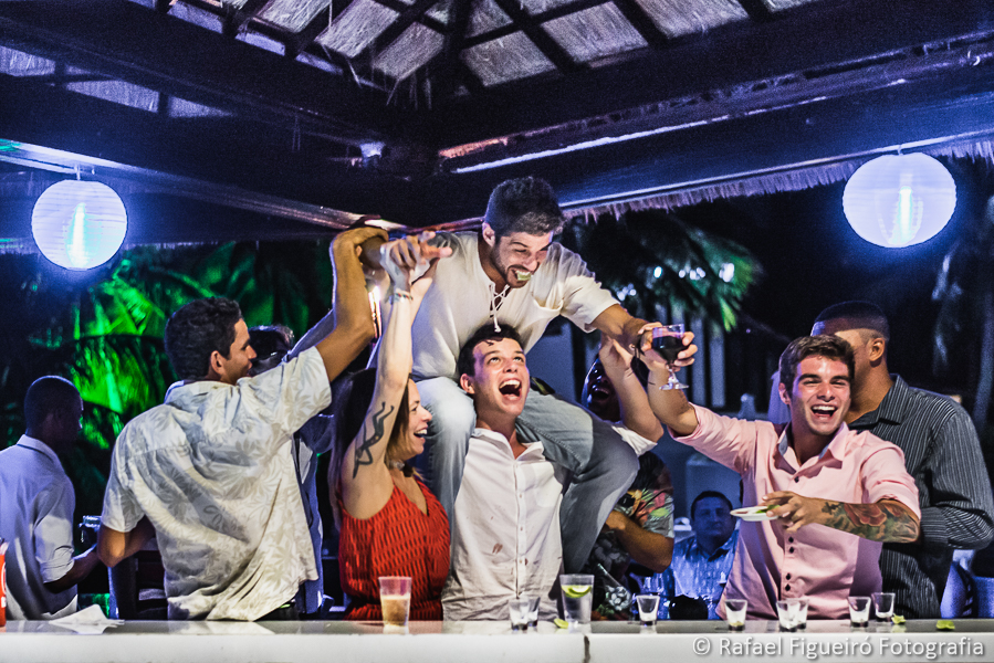 zona no bar do serrambí resort entre amigos dos noivos em festa de casamento  fotografado por Rafael Figueiró fotógrafo de casamentos em Recife-PE pernambuco