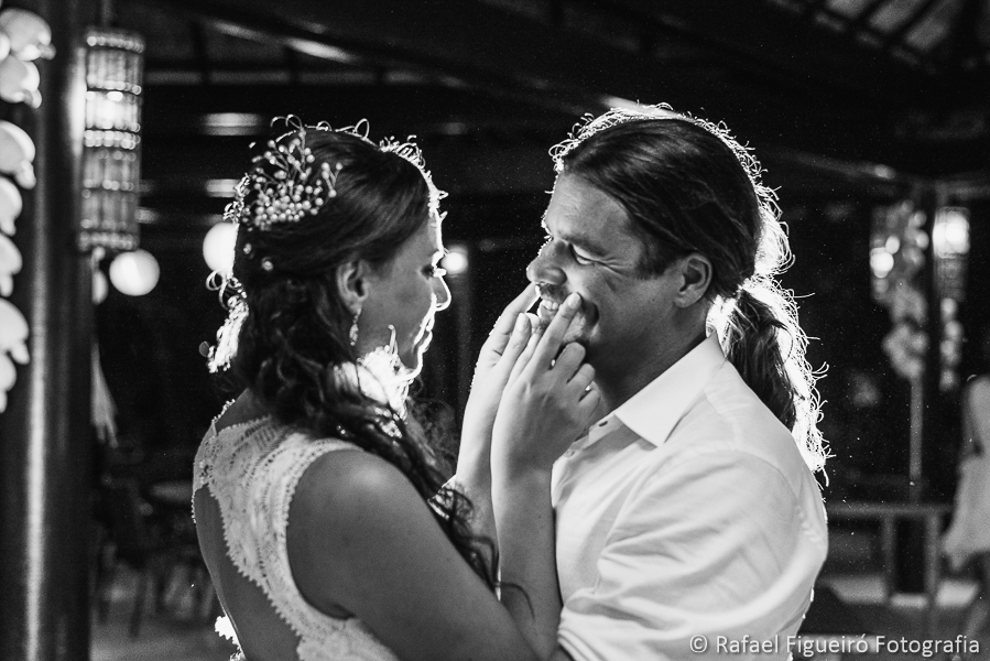 Noiva paquera o noivo em festa de casamento no serrambí resort  fotografado por Rafael Figueiró fotógrafo de casamentos em Recife-PE pernambuco