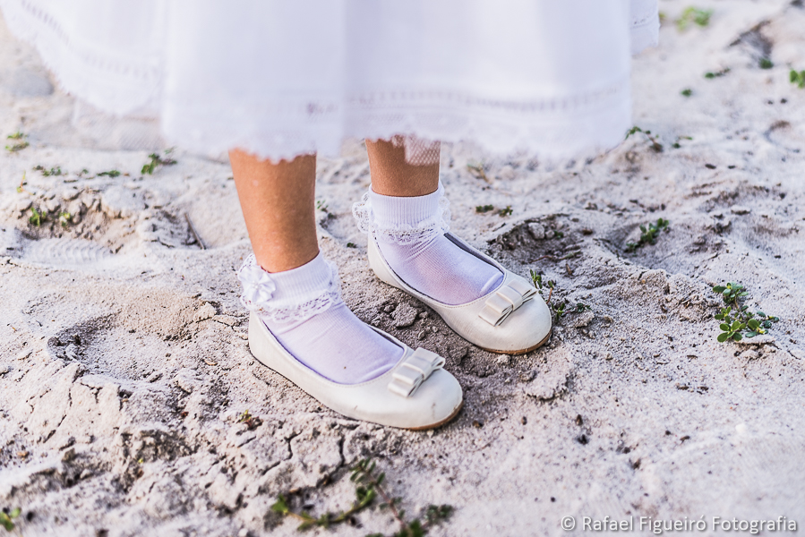 detalhes da sapatilha da daminha de honra pisando na areia da praia de serrambí-PE fotografado por Rafael Figueiró fotógrafo de casamentos em Recife-PE pernambuco