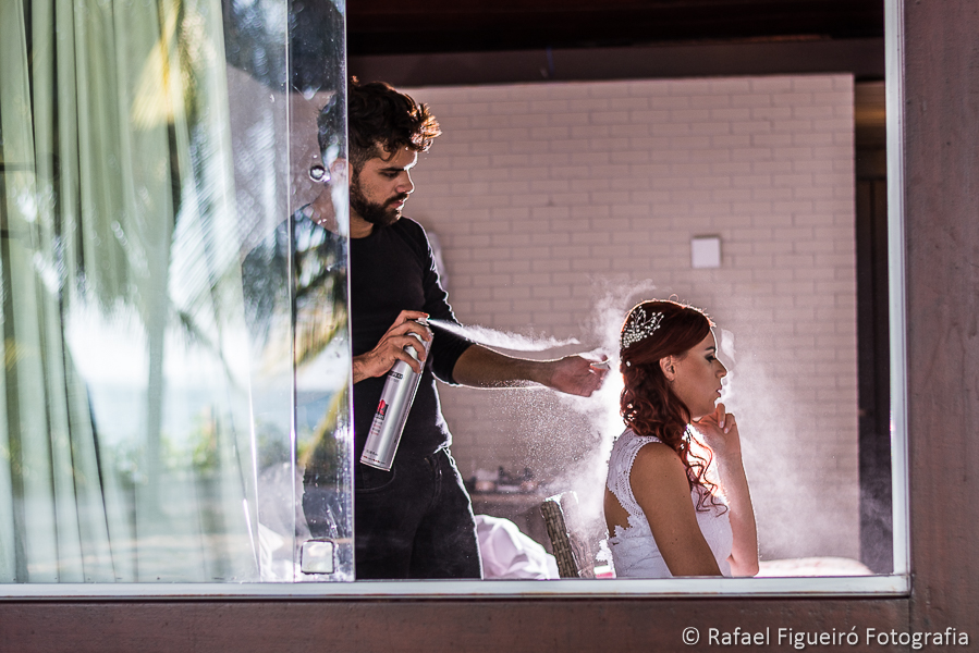 Nuvem do spray de cabelo iluminada por contra-luz fotografado por Rafael Figueiró fotógrafo de casamentos em Recife-PE pernambuco