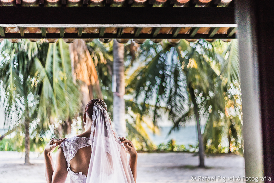 noiva pronta com coqueiros e praia num visual incrível fotografado por Rafael Figueiró fotógrafo de casamentos em Recife-PE pernambuco