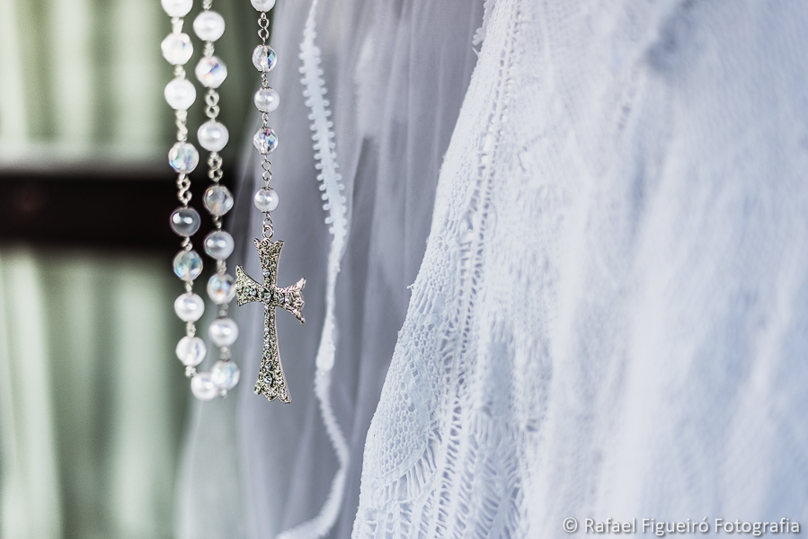 detalhe do terço e da renda do vestido da noiva fotografado por Rafael Figueiró fotógrafo de casamentos em Recife-PE pernambuco