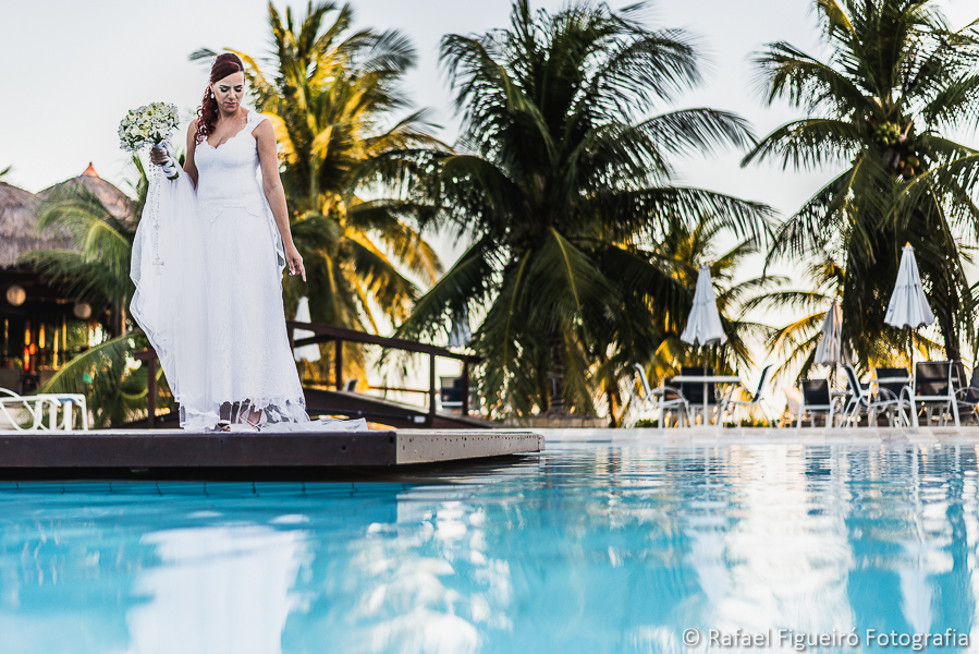 noiva pronta no deck da piscina do Serrambí Resort com coqueiros ao fundo num visual lindo fotografado por Rafael Figueiró fotógrafo de casamentos em Recife-PE pernambuco