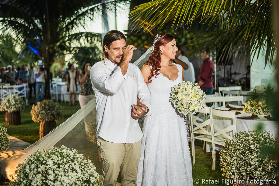 Noivo emocionado enxuga lágrimas no seu rosto emocionado ao receber a noiva de seu pai fotografado por Rafael Figueiró fotógrafo de casamentos em Recife-PE pernambuco