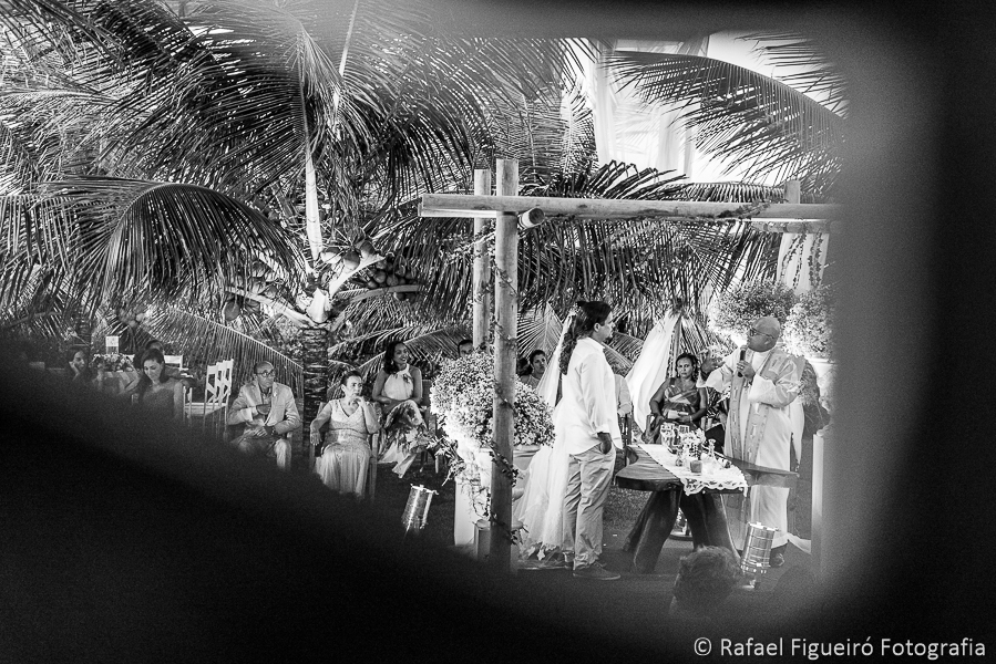 noivos no altar Reverendo Markos Leal e convidados em meio aos coqueiros em serrambi resort fotografado por Rafael Figueiró fotógrafo de casamentos em Recife-PE pernambuco