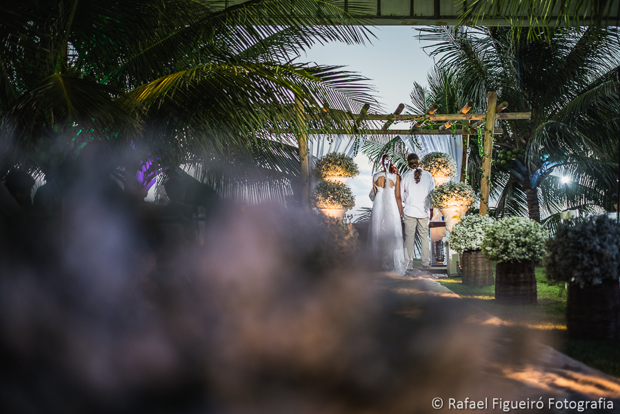 Vista do altar valorizando a bela decoração do casamento na praia do serrambí resort fotografado por Rafael Figueiró fotógrafo de casamentos em Recife-PE pernambuco