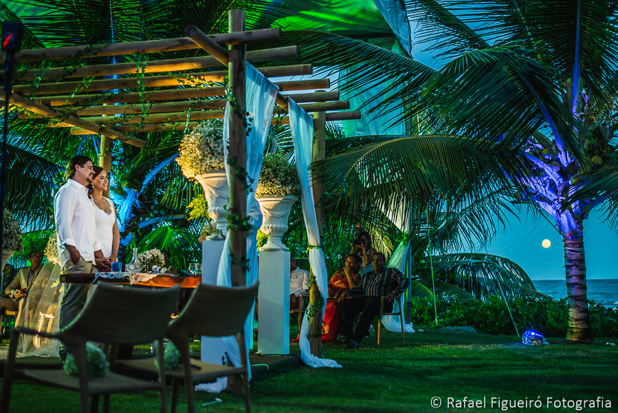 Altar deslumbrante iluminado pela luz do luar lua cheia em meio aos coqueiros na praia do serrambí resort fotografado por Rafael Figueiró fotógrafo de casamentos em Recife-PE pernambuco