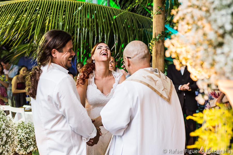Gargalhadas descontraidas dos noivos e reverendo Markos Leal no altar na praia do Serrambí Resort fotografado por Rafael Figueiró fotógrafo de casamentos em Recife-PE pernambuco