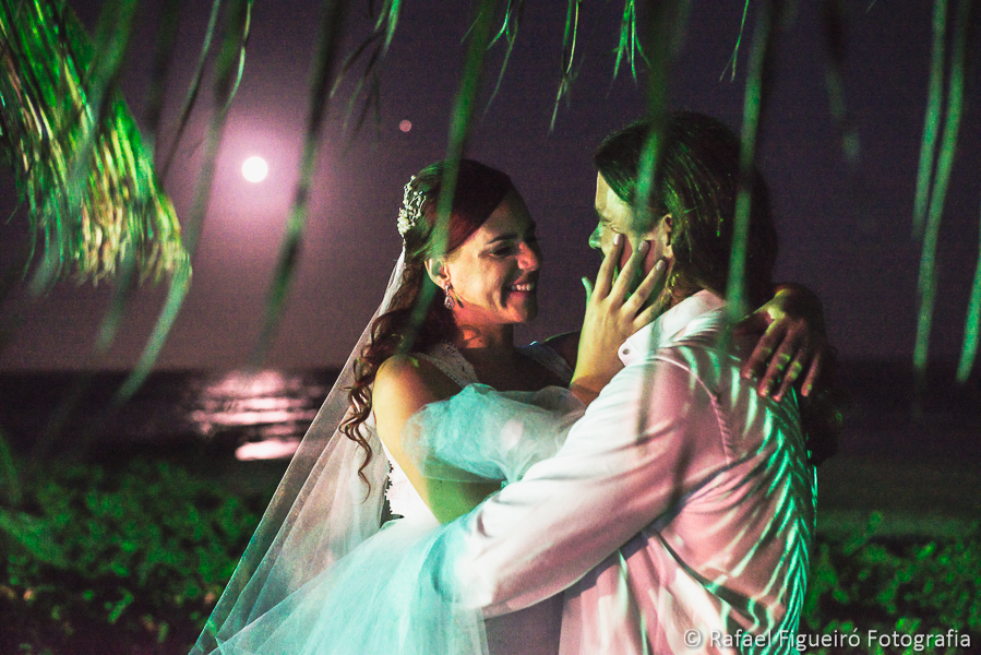 troca de olhares e sorrisos apaos coqueiros da prixonados noiva acaricia rosto do noivono serrambí resort fotografado por Rafael Figueiró fotógrafo de casamentos em Recife-PE pernambuco