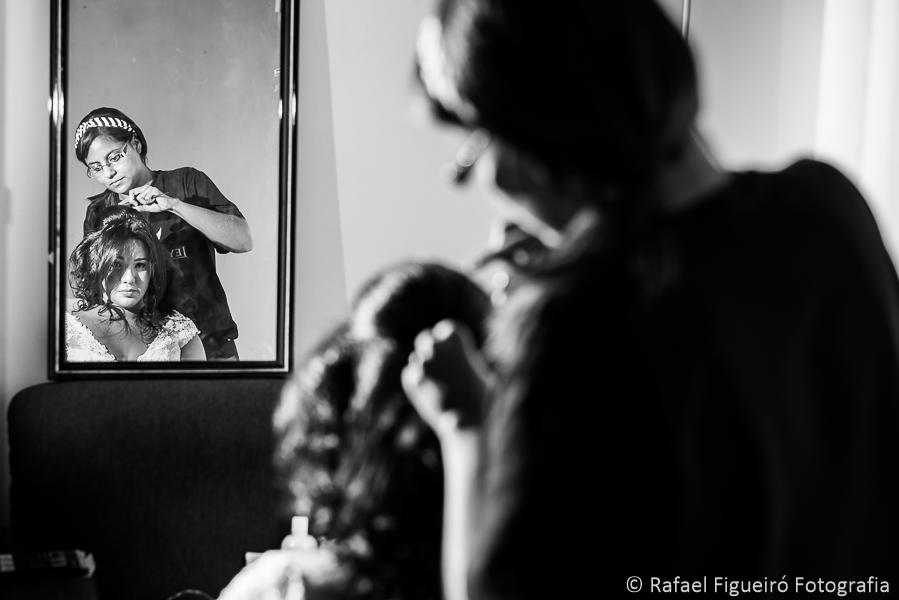 Reflexo da maquiadora produzindo o cabelo da noiva preto e branco fotografado por Rafael Figueiró melhor fotógrafo de casamentos de Recife-PE