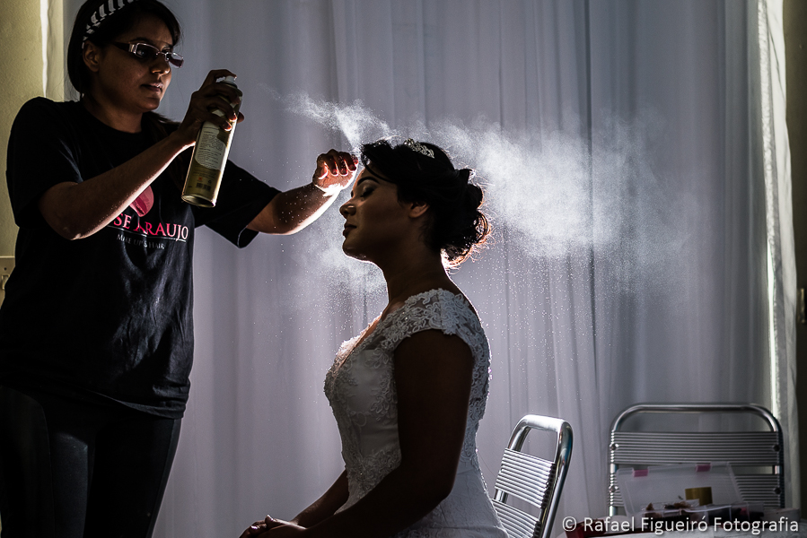 Spray do fixador de cabelos aceso em contra luz fotografado por Rafael Figueiró melhor fotógrafo de casamentos de Recife-PE