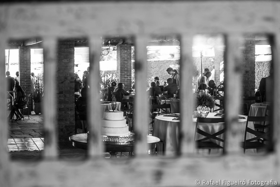 Visual panorâmico do salão de recepções do casamento com o bolo em destaque e convidados nas mesas em volta fotografado por Rafael Figueiró melhor fotógrafo de casamentos de Recife-PE