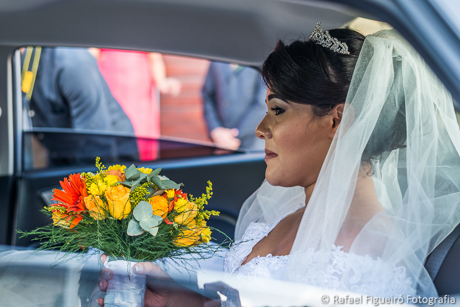 Noiva nervosa e emocionada dentro do carro momentos antes de casar fotografado por Rafael Figueiró melhor fotógrafo de casamentos de Recife-PE