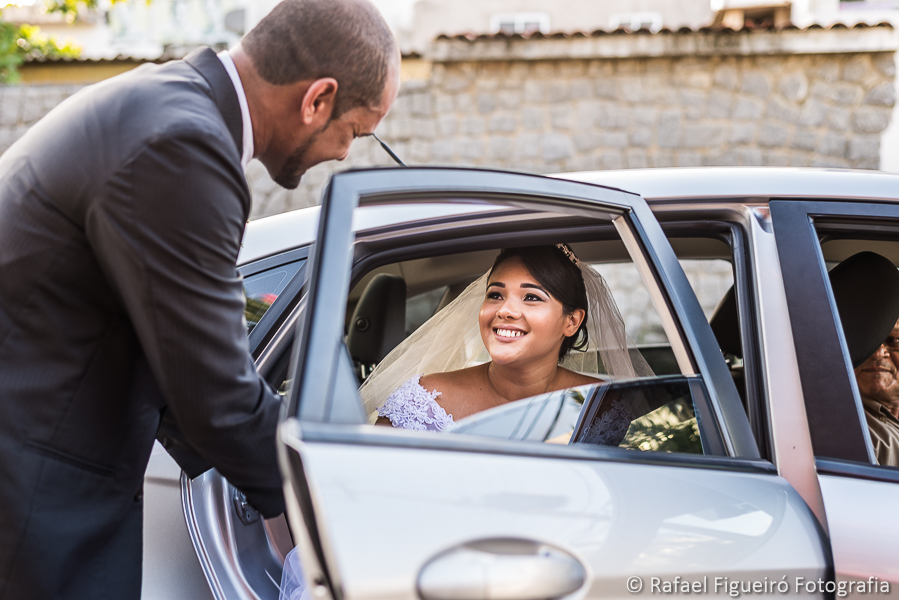 Pai da noiva ajudando a noiva a descer do carro para casar fotografado por Rafael Figueiró melhor fotógrafo de casamentos de Recife-PE