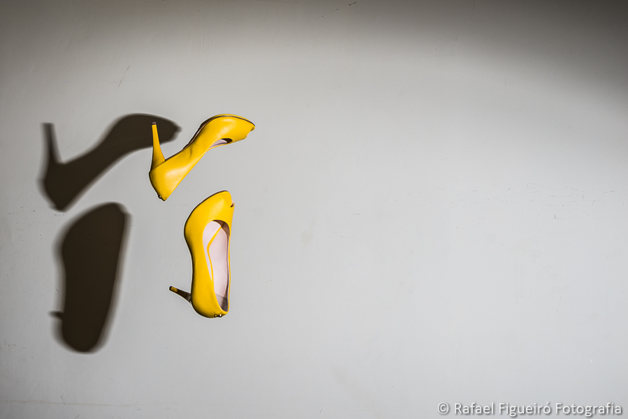 Sapatos amarelos voando jogados para o alto lindo fotografado por Rafael Figueiró melhor fotógrafo de casamentos de Recife-PE