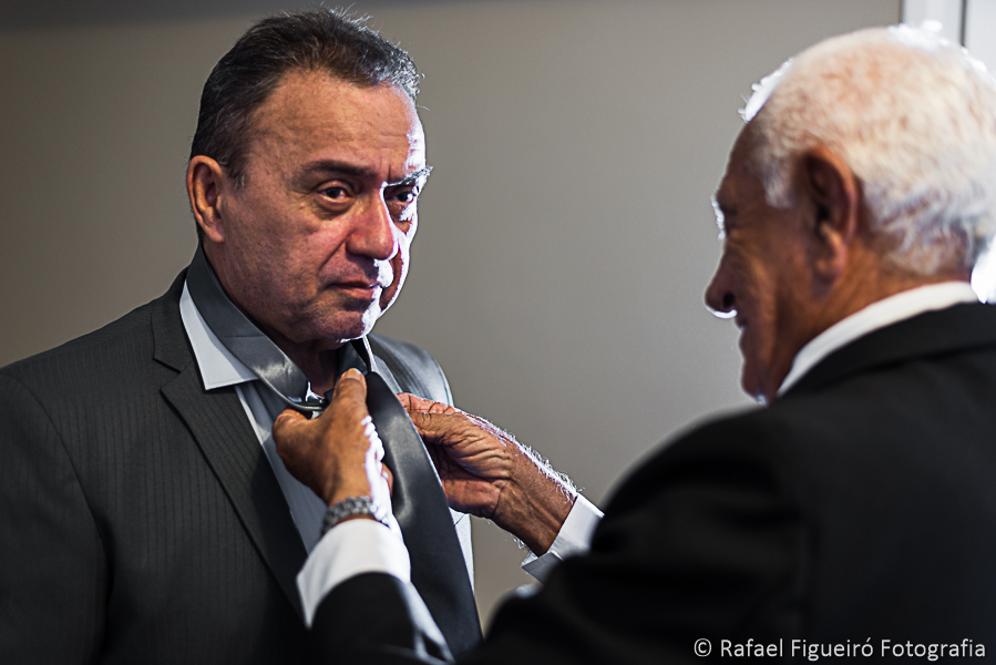 avô fazendo o nó da gravata de seu filho pai da noiva fotografado por Rafael Figueiró Fotógrafo de Casamento de Recife-PE