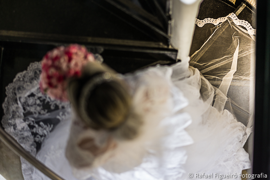 detalhe do véu da noiva subindo escada caracol fotografado por Rafael Figueiró fotógrafo melhor de casamentos em Recife-PE