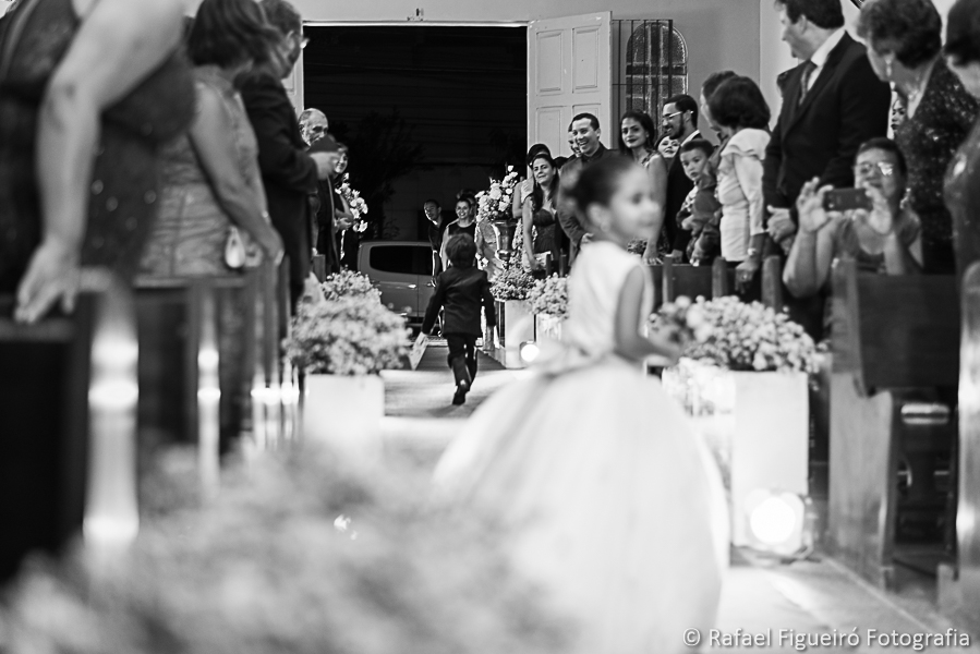 Pajem da noiva foge correndo do altar fotografado por Rafael Figueiró fotógrafo melhor de casamentos em Recife-PE