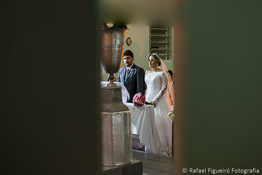 noivos no altar em perspectiva diferente fotografado por Rafael Figueiró fotógrafo melhor de casamentos em Recife-PE