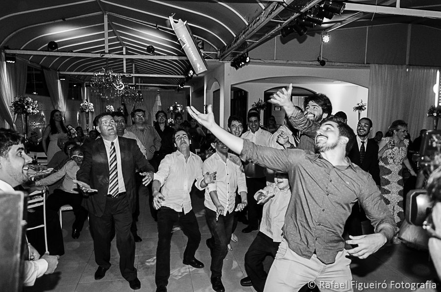 batalha dos convidados amigos e padrinhos pela caixa de whisky cômico fotografado por Rafael Figueiró fotógrafo melhor de casamentos em Recife-PE