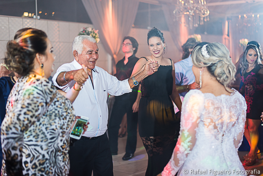 Avô da noiva dançando com netas e a noiva fotografado por Rafael Figueiró fotógrafo melhor de casamentos em Recife-PE