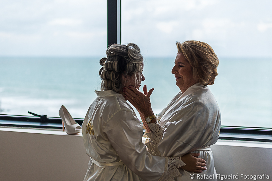 avó acaricia emocionada o rosto da noiva em momento mágico fotografado por rafael figueiró fotógrafo de casamentos em recife-pe