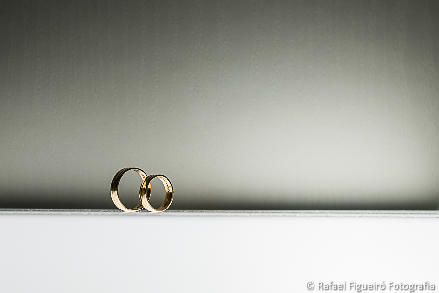 Bela imagem em luz deslumbrante das alianças dos noivos fotografado por Rafael Figueiró melhor fotógrafo de casamentos em recife