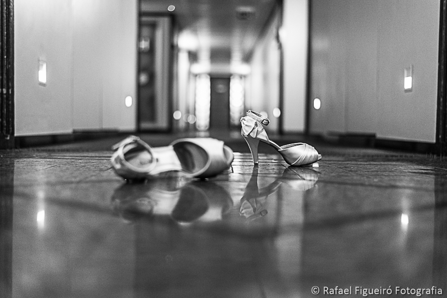 sapato da noiva jogado no chão com reflexo em simetria e perspectiva fotografado por Rafael Figueiró melhor fotógrafo de casamentos de Recife-PE