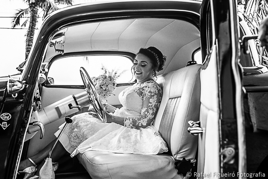 Noiva feliz dentro do carro relíquia ford 1937 fotografado por Rafael Figueiró melhor fotógrafo de casamentos de Recife-PE
