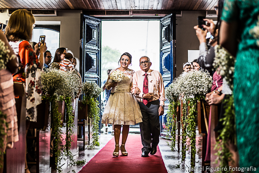 Entrada da noiva feliz com seu pai fotografado por Rafael Figueiró melhor fotógrafo de casamentos de Recife-PE