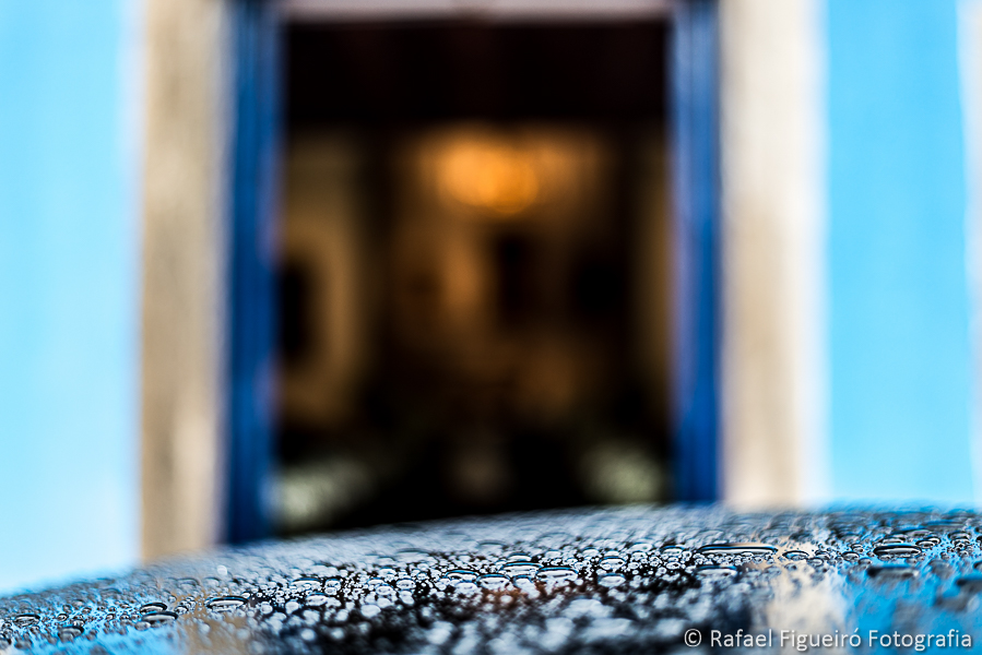Gotas de água no capô do carro sinalizando que choveu fotografado por Rafael Figueiró melhor fotógrafo de casamentos de Recife-PE