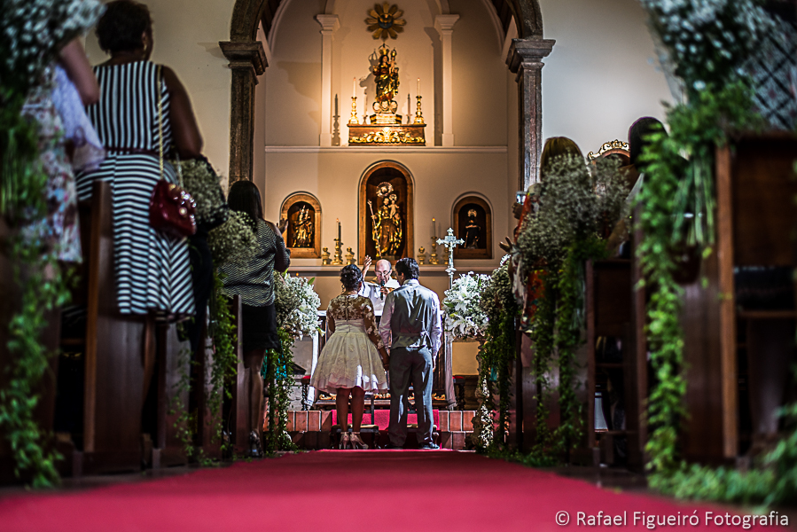 vista em perspectiva do casal no altar fotografado por Rafael Figueiró melhor fotógrafo de casamentos de Recife-PE