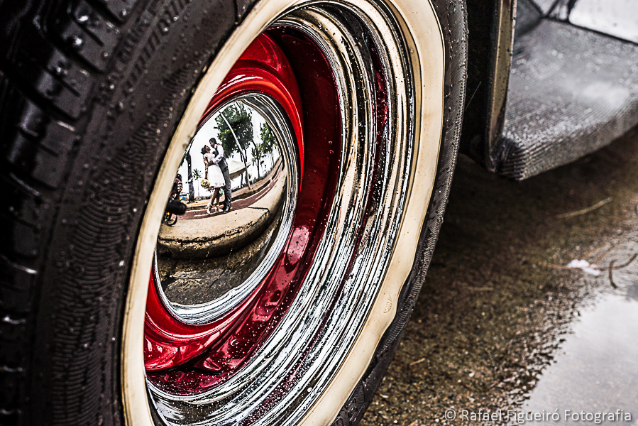 reflexo do casal paquerando na calota do ford 1937 na Av. Boa Viagem fotografado por Rafael Figueiró melhor fotógrafo de casamentos de Recife-PE