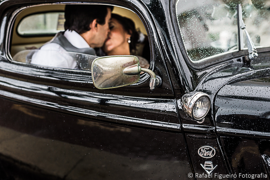 Detalhe do Ford 1937 lanterna retrô do carro casal se beijando em segundo plano rafael figueiró fotógrafo de casamentos em recife-pe