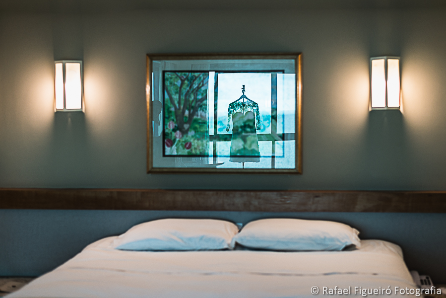 reflexo do vestido da noiva no quadro da parede do hotel Atlante Plaza fotografado por Rafael Figueiró melhor fotógrafo de casamentos de Recife-PE